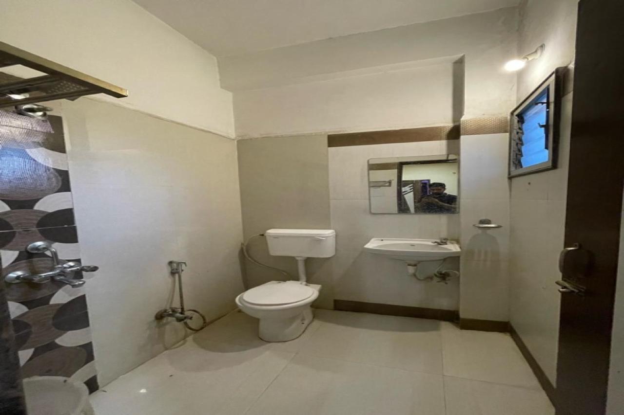 Hotel Collection O 84499 Nakshatra Indore